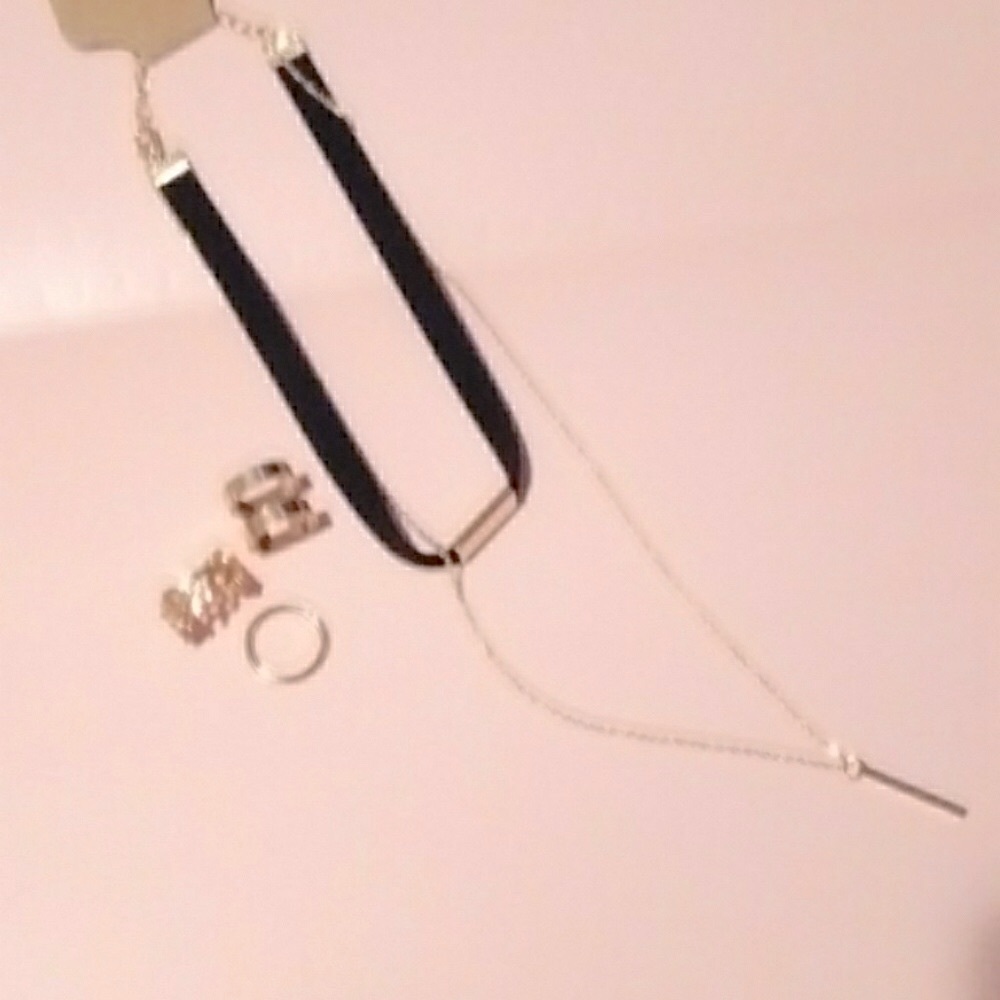 Choker with chain &3 knuckle rings